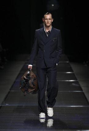 Louis Vuitton تكشف عن مجموعة ربيع صيف 2013 في دبي